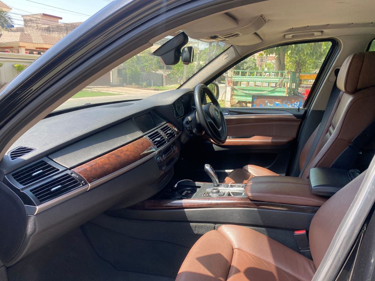 Armored BMW X5 for rent in Lahore - dashboard