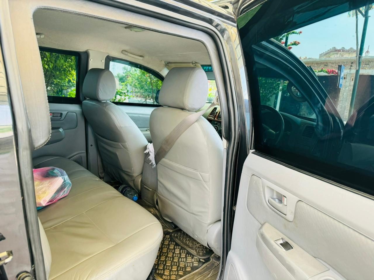 Armored Toyota Hilux Revo Rocco Vigo for rent in Karachi - vigo rear seats