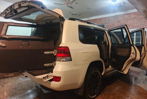 Bulletproof Land Cruiser V8 B6/B6+ for rent in Lahore - armored rear cabin doors