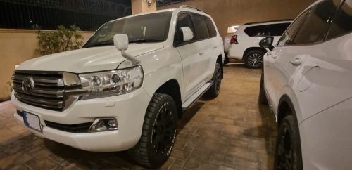 Bulletproof Land Cruiser V8 B6/B6+ for rent in Lahore - white front night