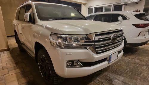 Bulletproof Land Cruiser V8 B6/B6+ for rent in Lahore - white front side