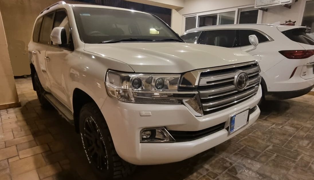 Bulletproof Land Cruiser V8 B6/B6+ for rent in Lahore - white front side
