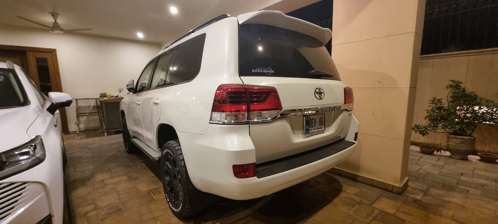 Bulletproof Land Cruiser V8 B6/B6+ for rent in Lahore - white rear side