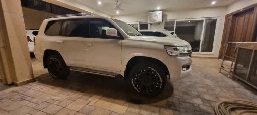 Bulletproof Land Cruiser V8 B6/B6+ for rent in Lahore - white side profile