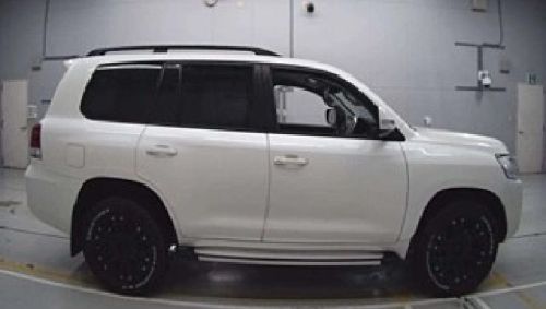 Bulletproof Land Cruiser V8 B6/B6+ for rent in Lahore - white side studio