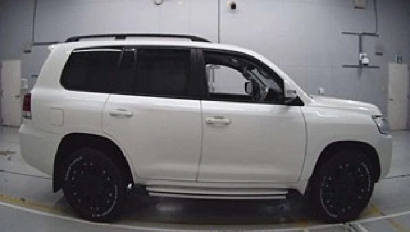 Bulletproof Land Cruiser V8 B6/B6+ for rent in Lahore - white side studio