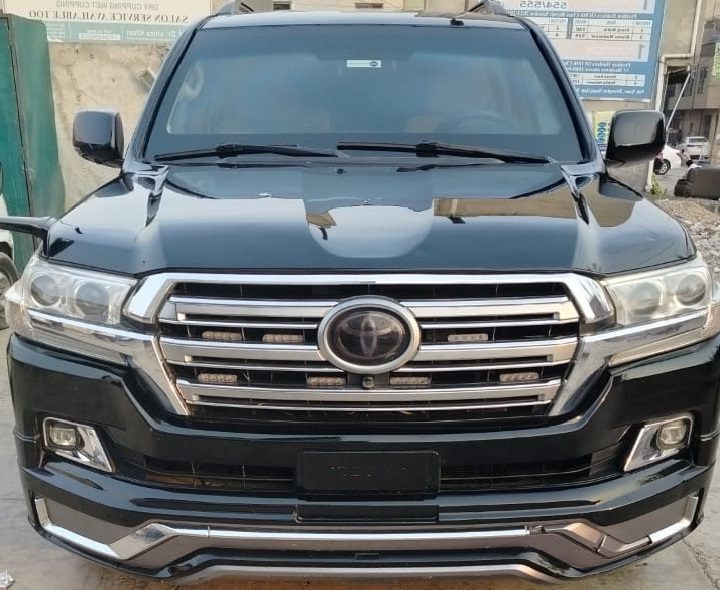 Bulletproof Toyota Land Cruiser V8 for rent in Karachi - black front bumper