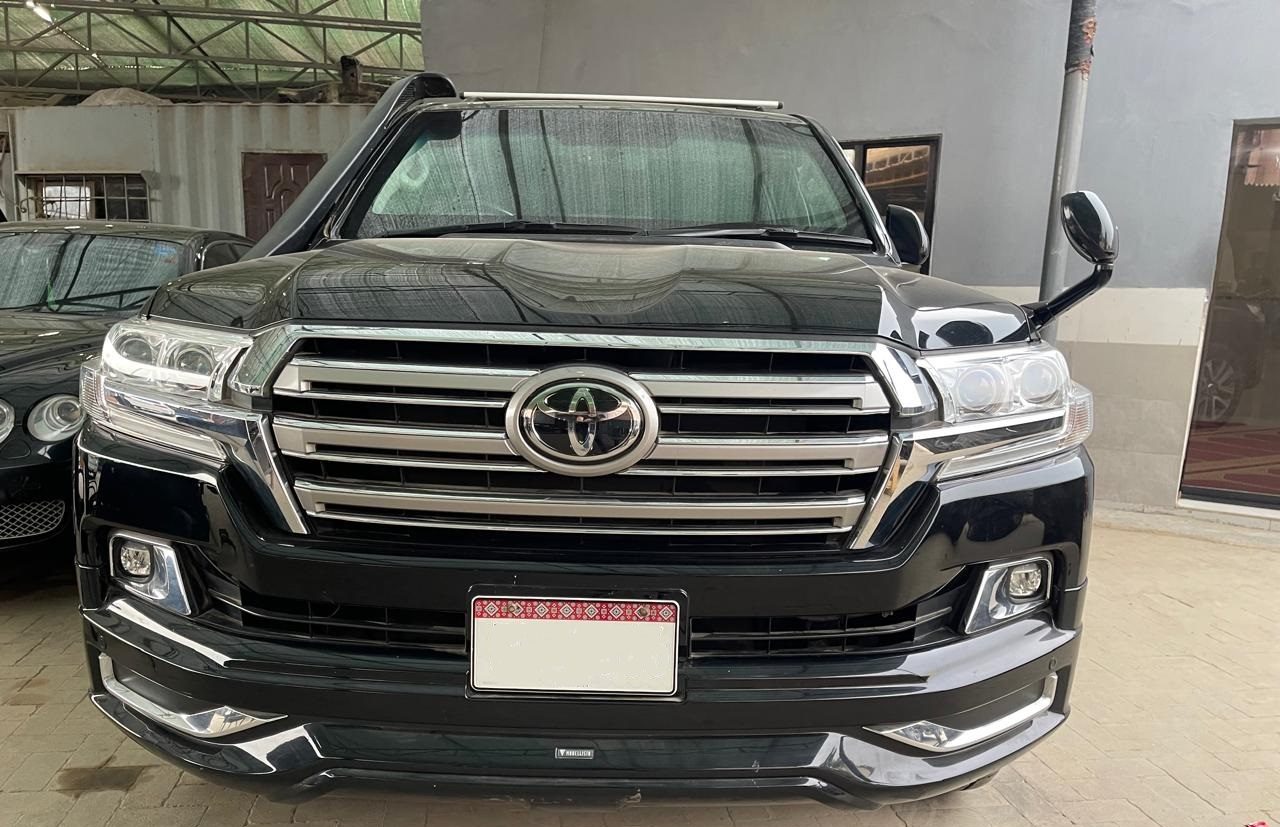 Bulletproof Toyota Land Cruiser V8 for rent in Karachi - black front grille