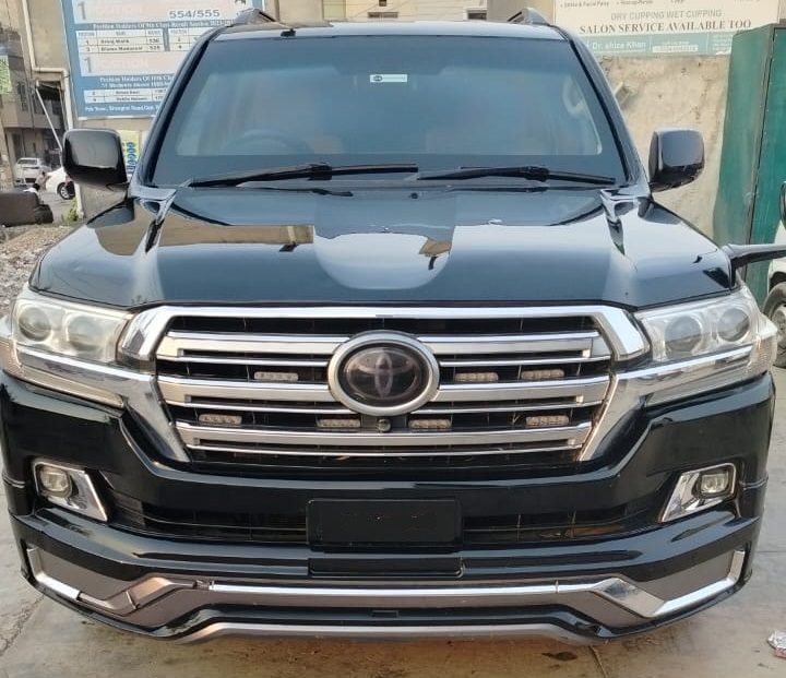Bulletproof Toyota Land Cruiser V8 for rent in Karachi - black front hood