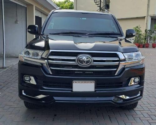 Bulletproof Toyota Land Cruiser V8 for rent in Karachi - black front