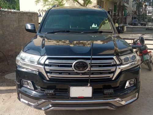 Bulletproof Toyota Land Cruiser V8 for rent in Karachi - black front view