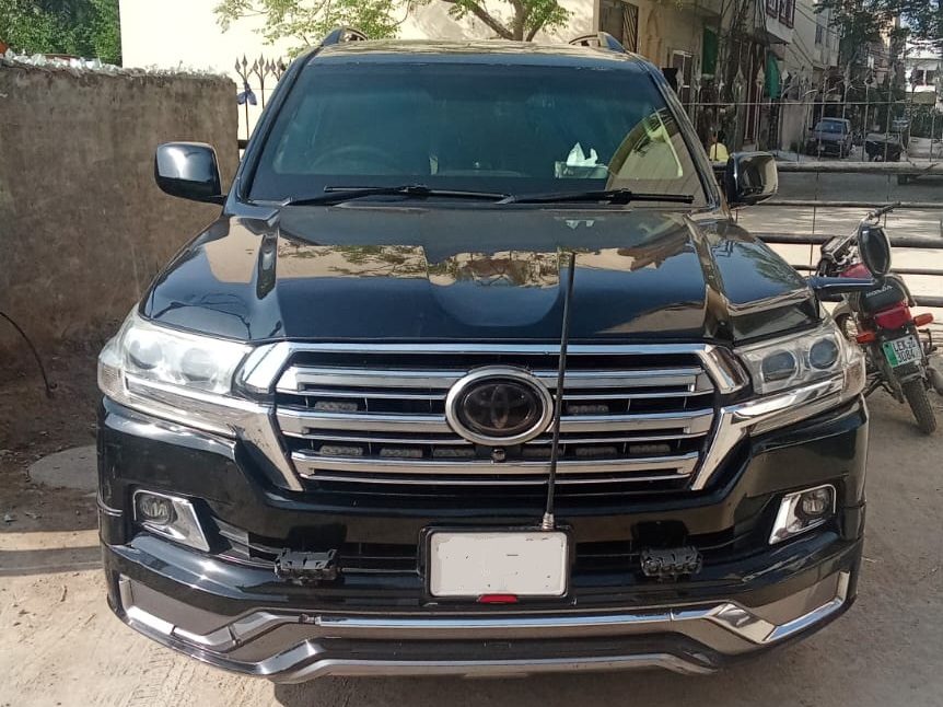 Bulletproof Toyota Land Cruiser V8 for rent in Karachi - black front view