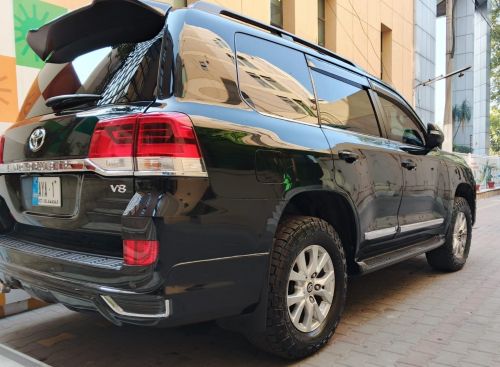 Bulletproof Toyota Land Cruiser V8 for rent in Karachi - black rear side