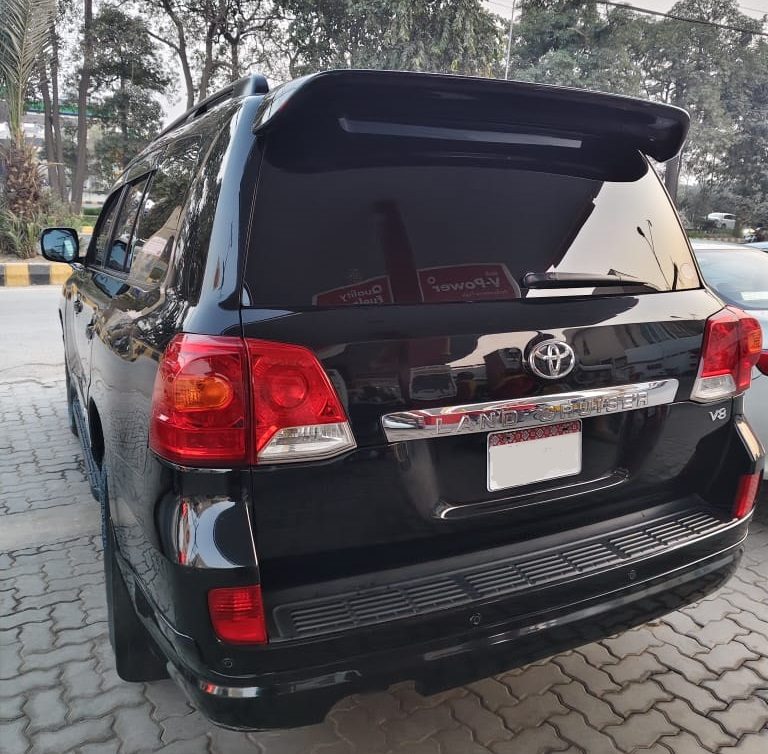 Bulletproof Toyota Land Cruiser V8 for rent in Karachi - black rear