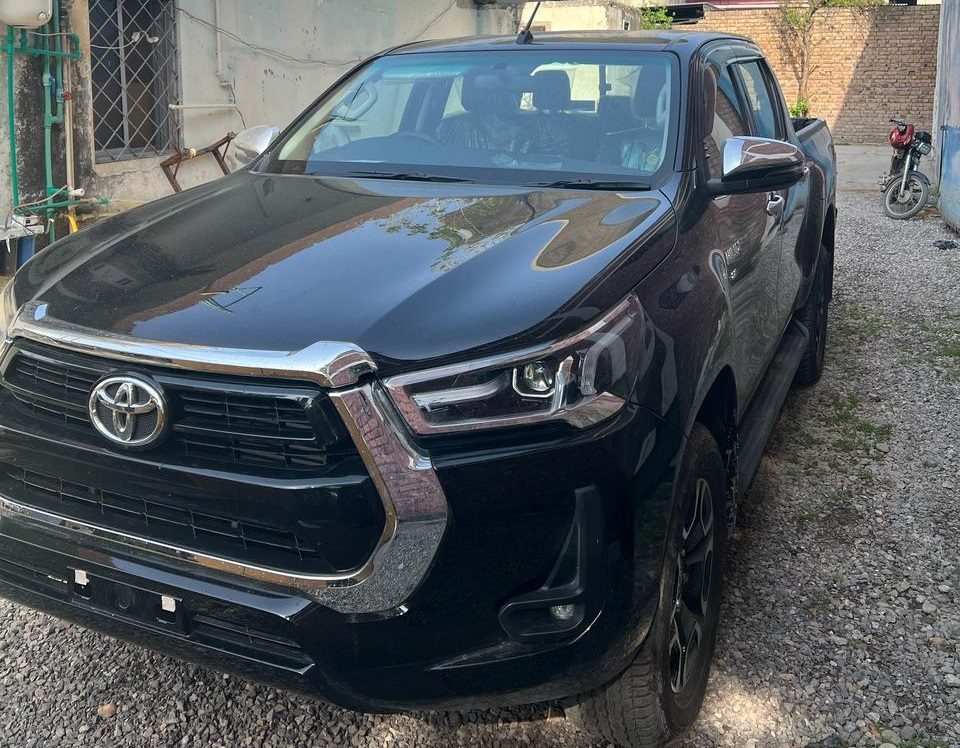 Toyota Hilux Revo for rent in Lahore - black front grille