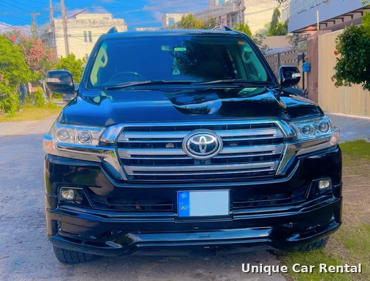 Black Toyota Land Cruiser 200 front view