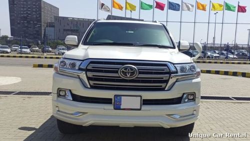 White Toyota Land Cruiser 200 front view