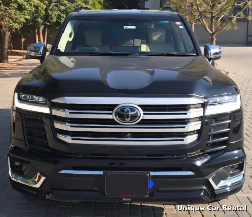 Toyota Land Cruiser V8 black front grille close-up for rent in Islamabad