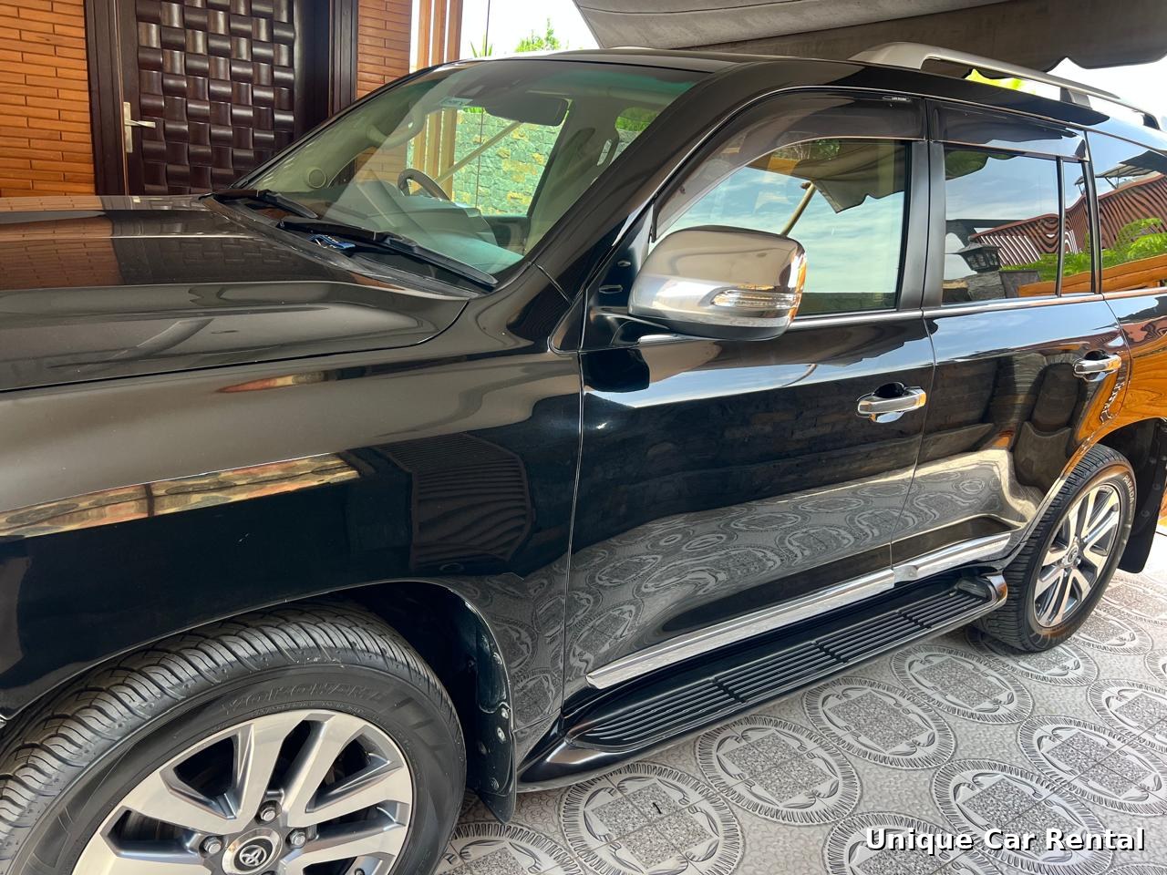 Toyota Land Cruiser V8 black side profile for rent in Islamabad