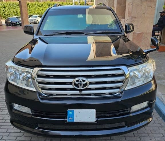 Toyota Land Cruiser V8 for rent in Islamabad - black front classic