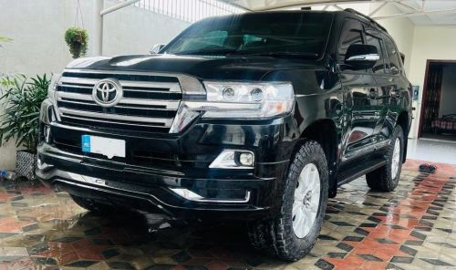 Toyota Land Cruiser V8 for rent in Islamabad - black front side porch