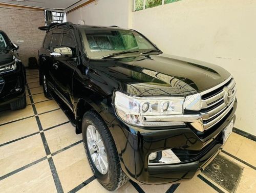 Toyota Land Cruiser V8 for rent in Islamabad - black front side
