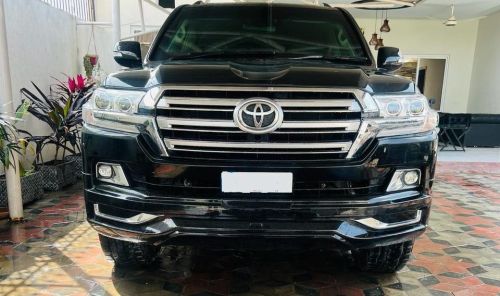 Toyota Land Cruiser V8 for rent in Islamabad - black front