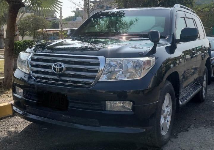 Toyota Land Cruiser V8 for rent in Islamabad - black side classic