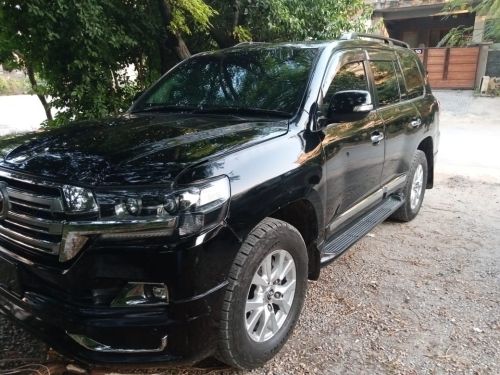 Toyota Land Cruiser V8 for rent in Lahore - black front side outdoor
