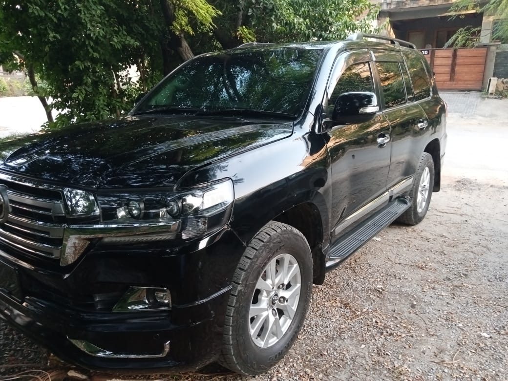 Toyota Land Cruiser V8 for rent in Lahore - black front side outdoor