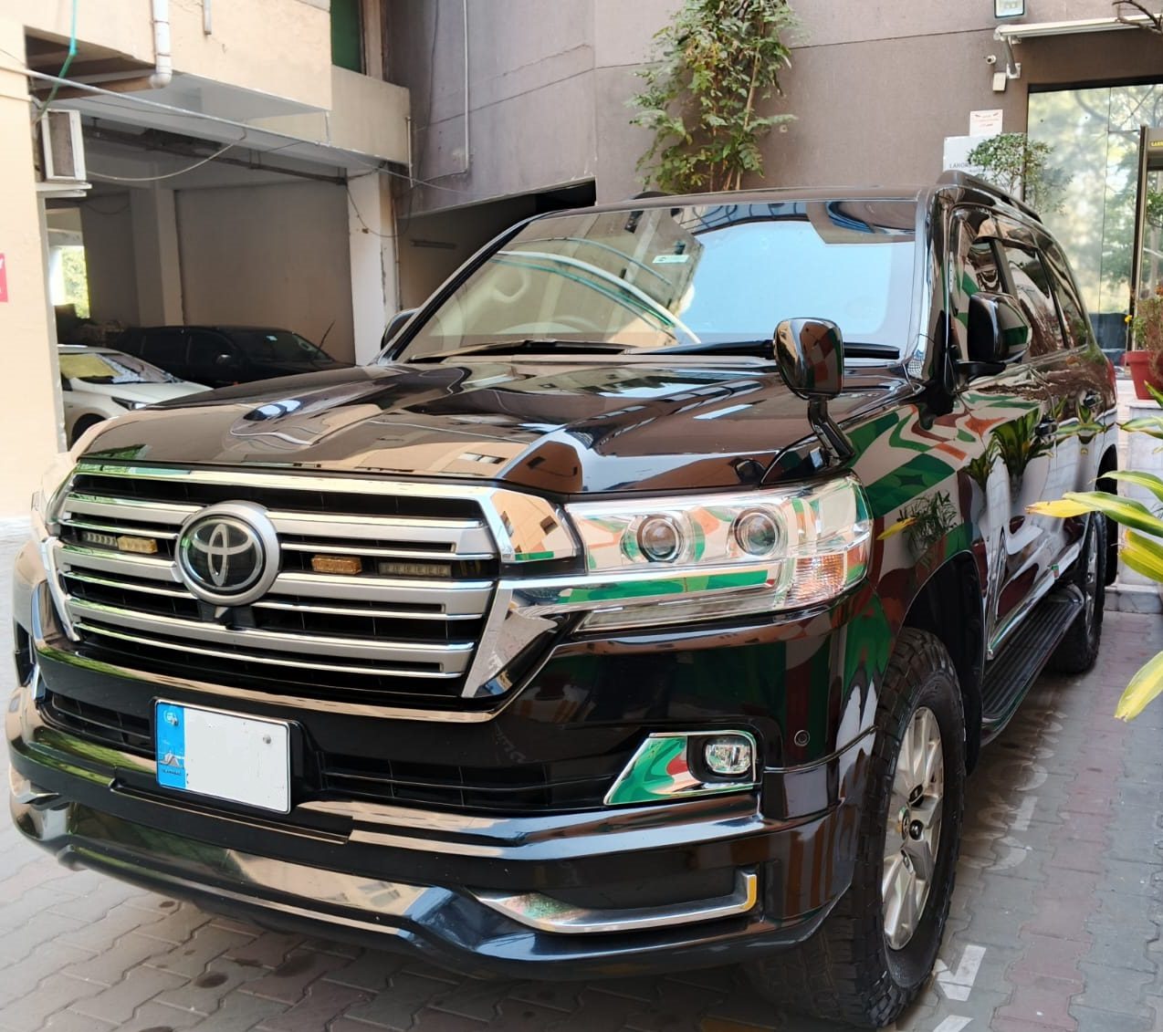 Toyota Land Cruiser V8 for rent in Lahore - black front side