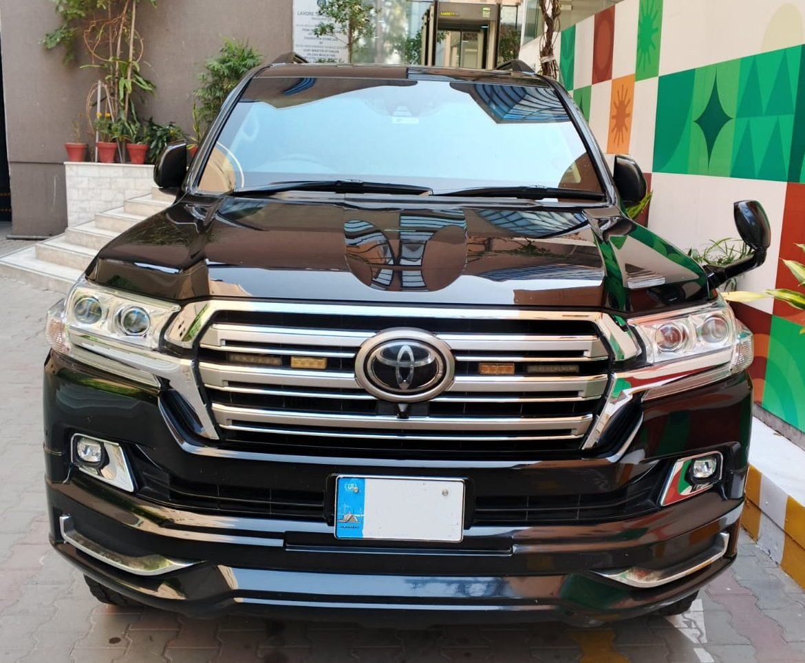 Toyota Land Cruiser V8 for rent in Lahore - black front