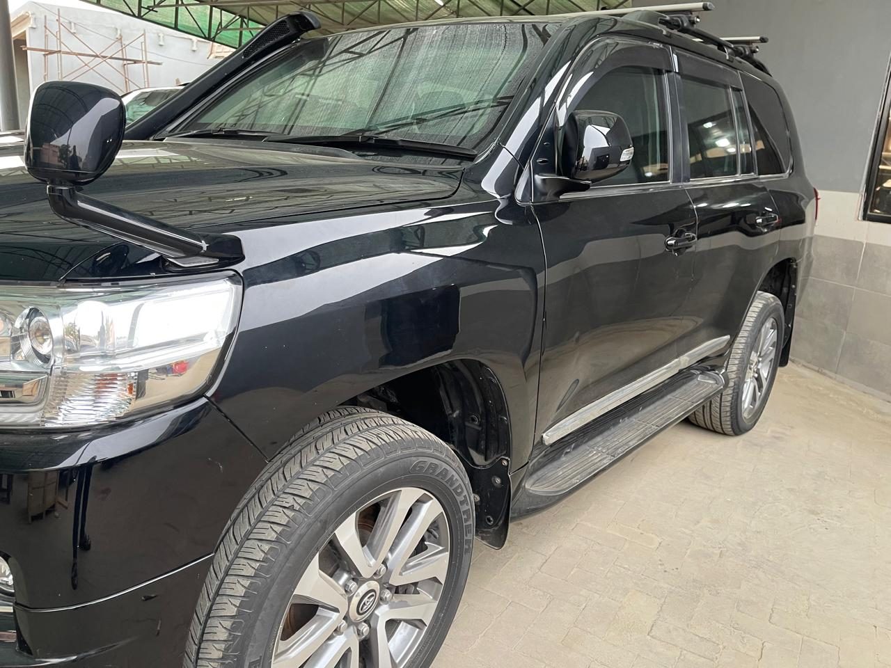 Toyota Land Cruiser V8 for rent in Lahore - black side