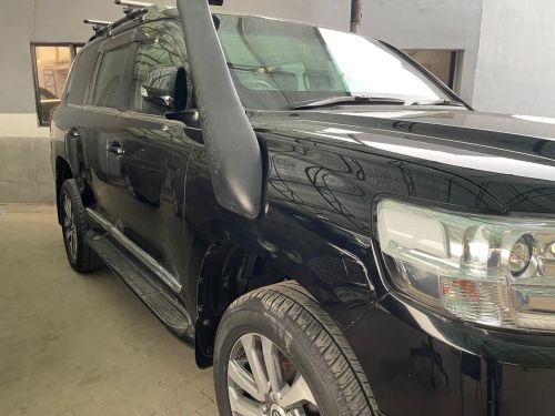 Toyota Land Cruiser V8 for rent in Lahore - black snorkel side