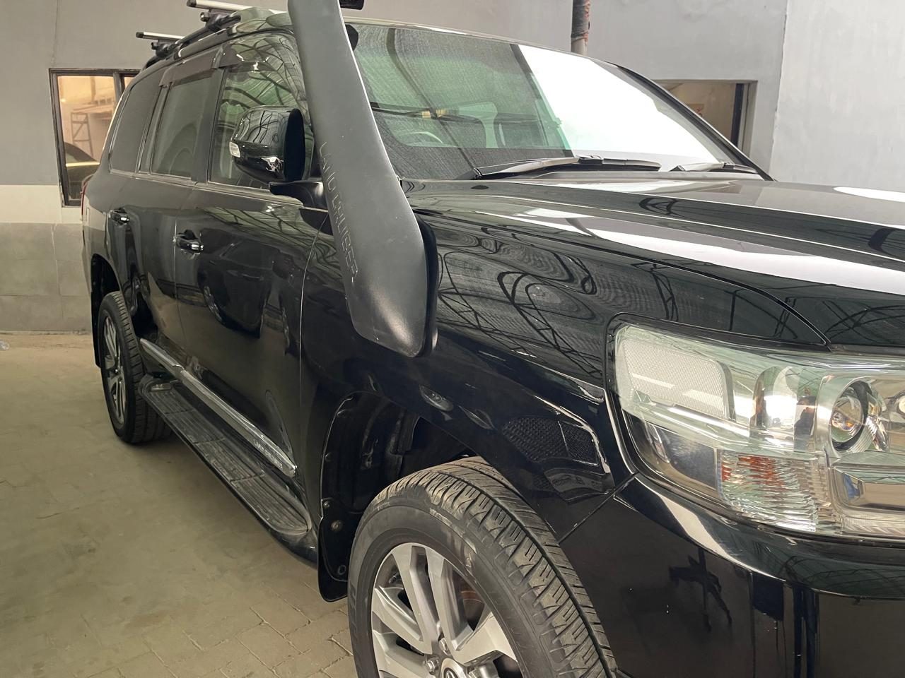 Toyota Land Cruiser V8 for rent in Lahore - black snorkel side