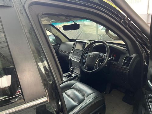 Toyota Land Cruiser V8 for rent in Lahore - dashboard