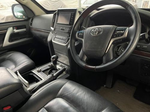 Toyota Land Cruiser V8 for rent in Lahore - front seats dashboard