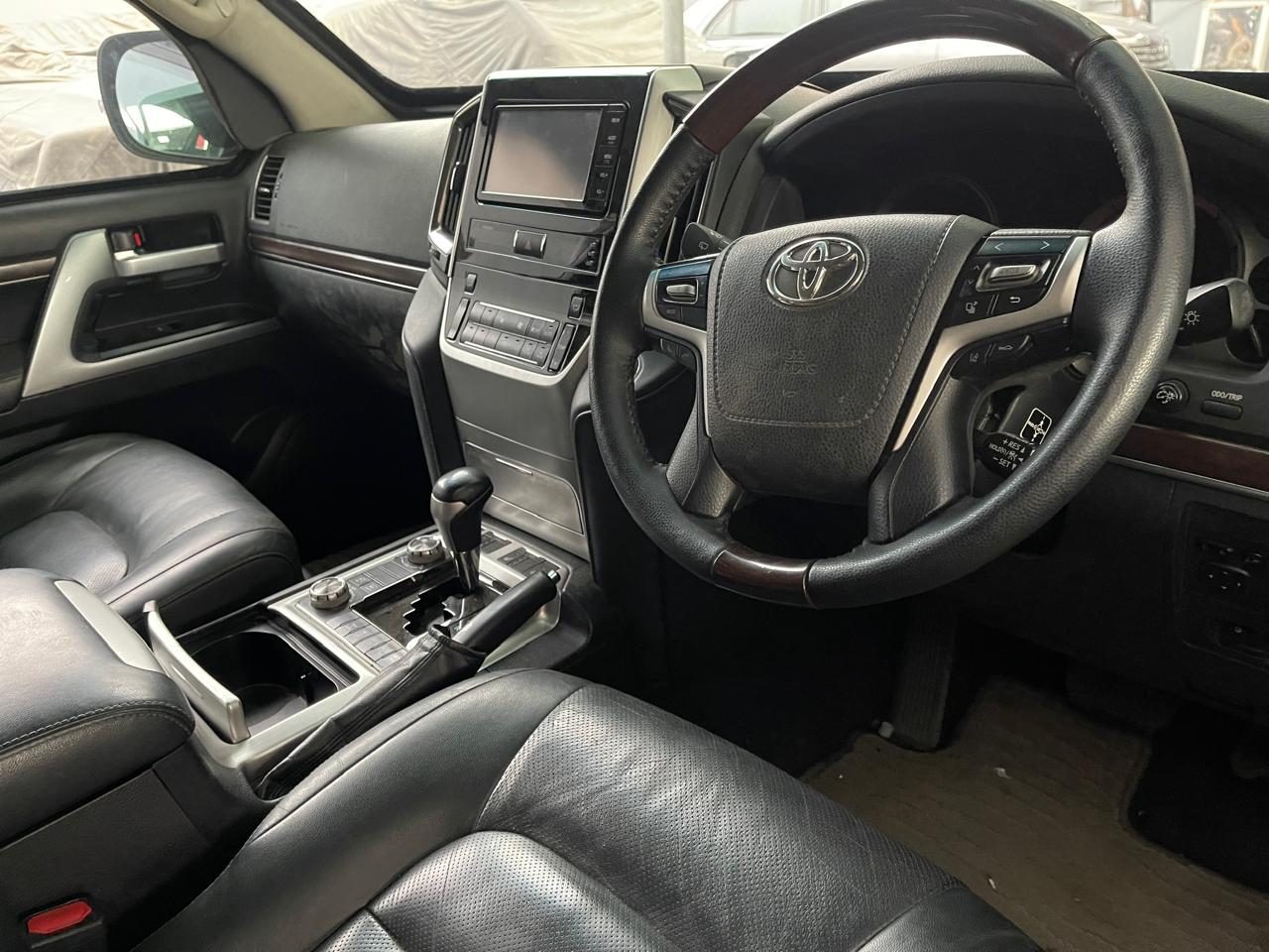 Toyota Land Cruiser V8 for rent in Lahore - front seats dashboard