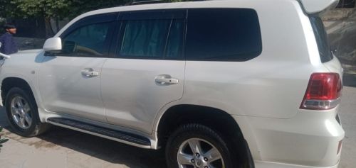 Toyota Land Cruiser V8 for rent in Lahore - white side profile