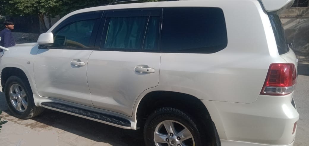 Toyota Land Cruiser V8 for rent in Lahore - white side profile