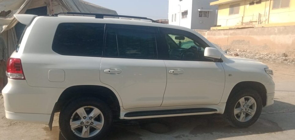 Toyota Land Cruiser V8 for rent in Lahore - white side