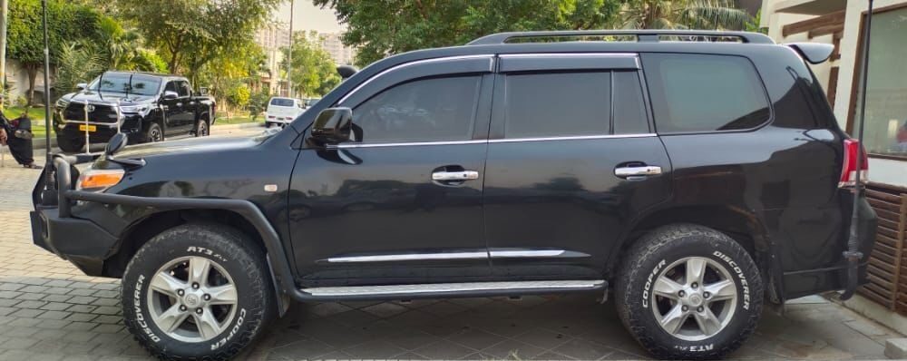 Armored Fortuner rentals in Karachi for special events and corporate needs