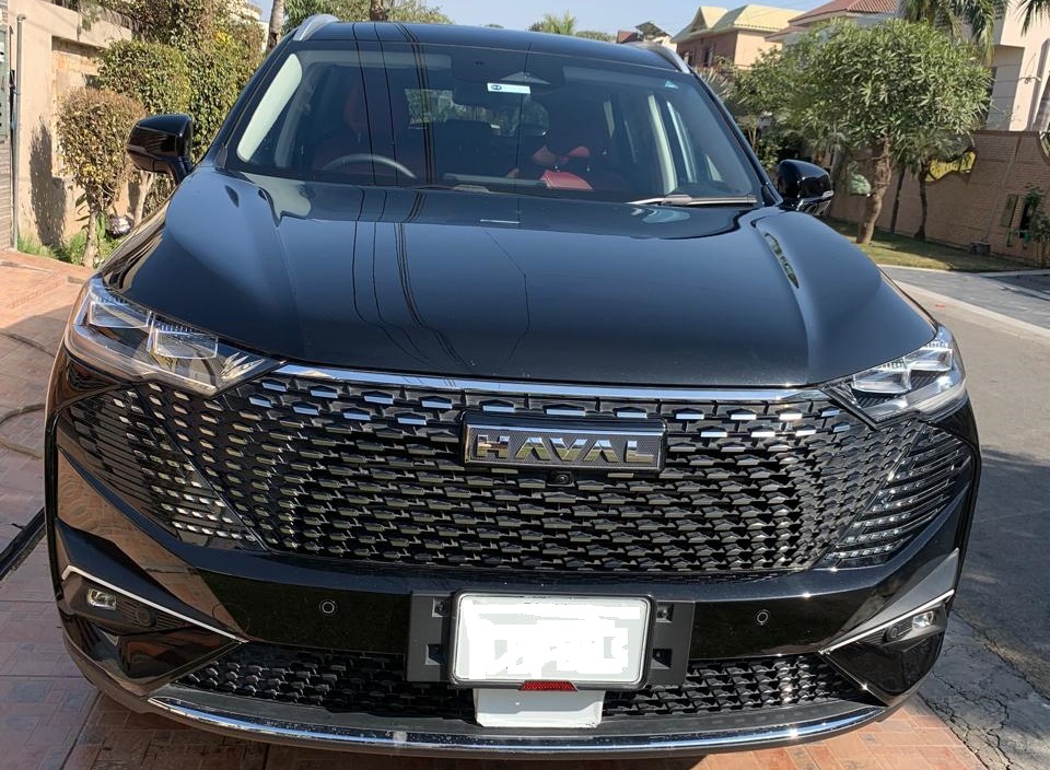 Haval H6 driving on Lahore roads for rental service