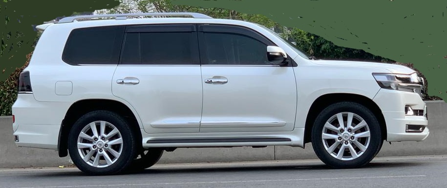 Toyota Land Cruiser V8 rental service in Lahore with trained driver
