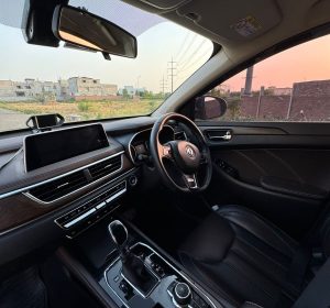 Glory SUV parked at Lahore Airport for pickup