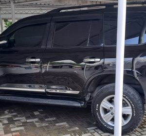 Armored Land Cruiser for rent in Karachi for secure business trips