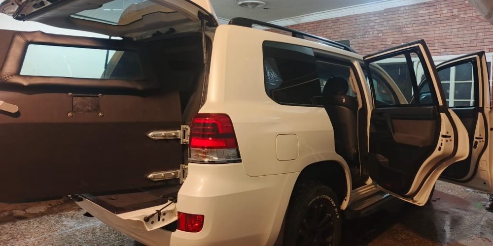 Armored vehicles for travel in sensitive regions Armored vehicles for travel in sensitive regions