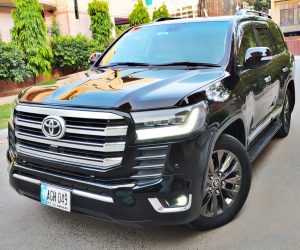 Toyota Land Cruiser V8 for VIP car rental service in Lahore