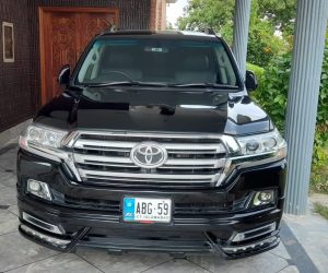 Land Cruiser V8 showing leather seats and comfort features